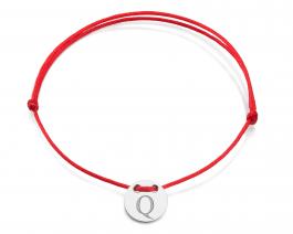 Červená šnúrka, striebro, Iniciál Q